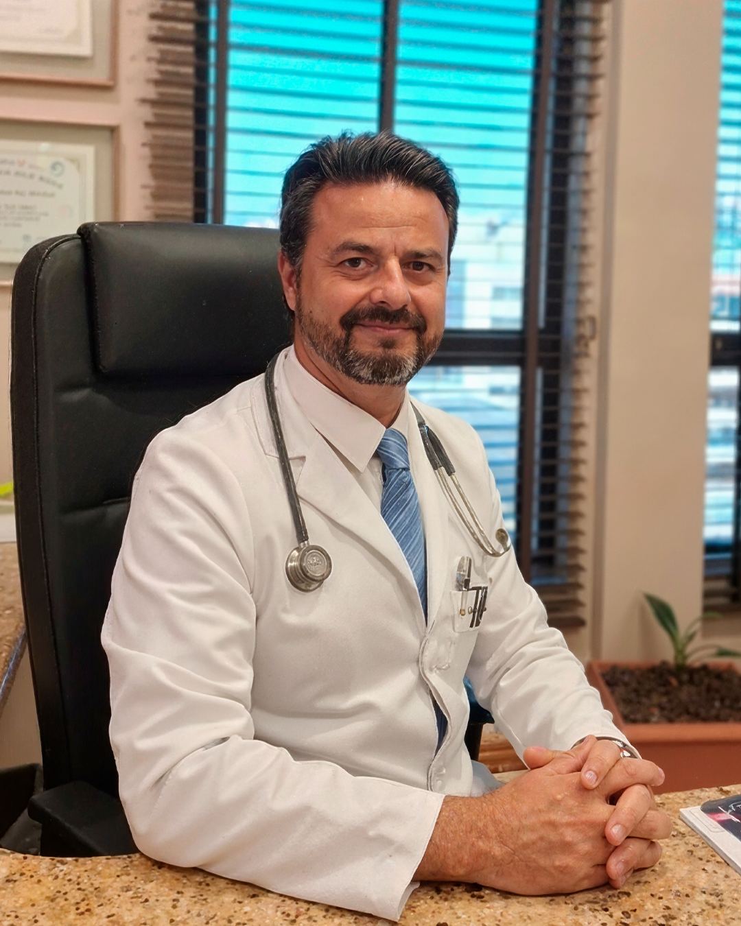 Dr. Fabricio Fortuna em seu consultório